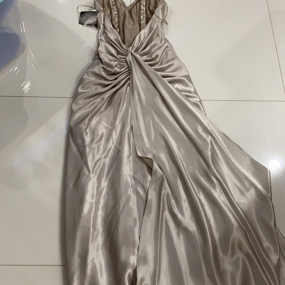 Gorgeous!!b Prom dress super sexy and stylish ❤️😘😍👏 retail price 1K!!!!! - Picture 8 of 8